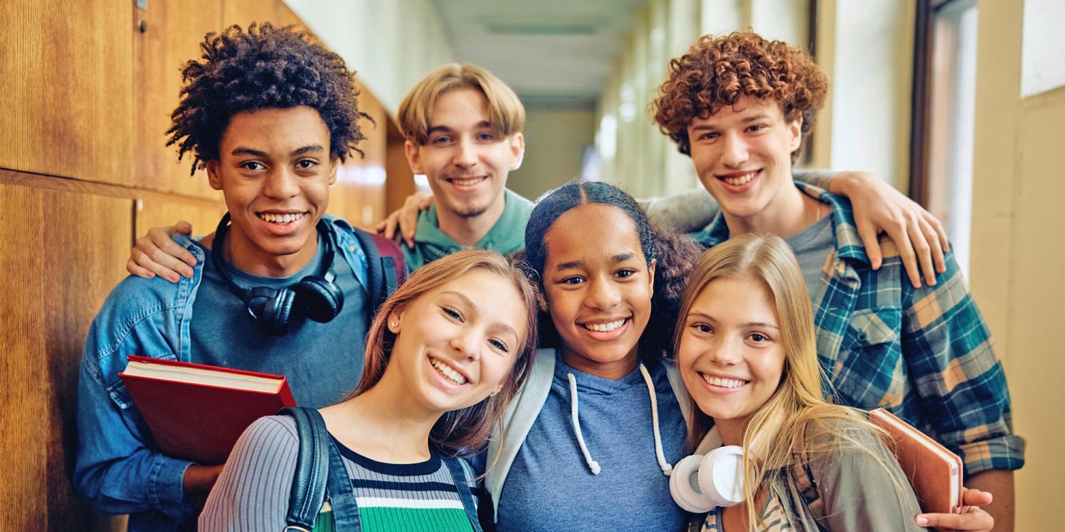 Schüler unterschiedlichen Alters im Schulgebäude