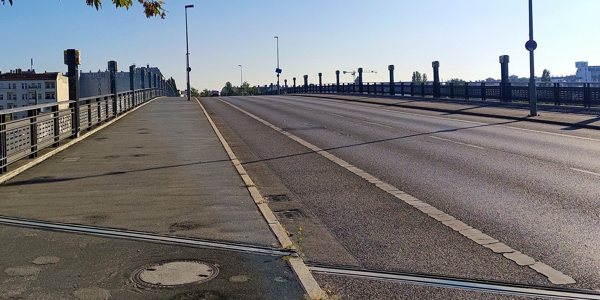 Straße auf der Behmstraßenbrücke im Bestand mit Blick in Ost-Richtung