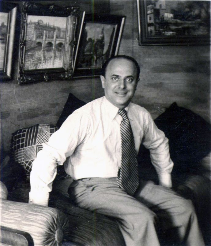 David Friedmann in 1936 in his apartment at Paderborner Straße 9, Berlin-Wilmersdorf. His painting of the Berlin Cathedral appears in the background. After World War II, it was found in his sister-in-law’s apartment. Friedmann’s painting of the Schlossbrücke und Zeughaus (castle bridge and arsenal), today the German Historical Museum, also appears there. These paintings are among hundreds of Nazi-looted and lost artworks