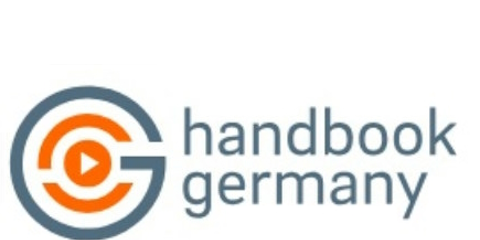 logo des handbook germany - Ein grauer Großbuschstabe G mit einem orangefarbigen Play-Button in der Mitte