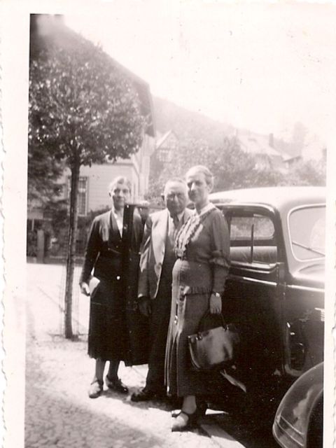 Elise Halberstädter mit Schwester Laura Ostermann-Löwenthal und Schwager Dr. Rudolf Löwenthal in Ede/Holland 1941/42.