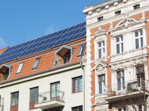 Altbau mit Solardach in Berlin