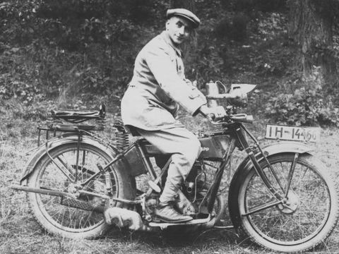 Julius Oppeneheim auf dem Motorrad