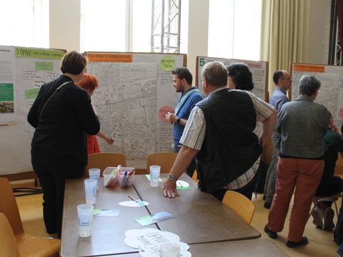 Menschen in Diskussion bei der INSEL-Konferenz im Mai 2023