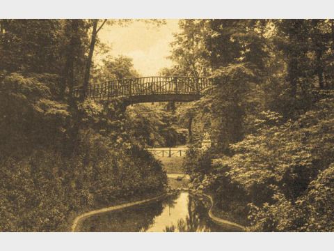 Enlarge photo: Devil's Bridge with goldfish pond, c. 1910