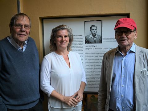 Einweihung der Gedenktafel für Leopold („Poldi“) Chones (1924-1943) mit Claus Offe, Johanna Häussermann und Volker Wild