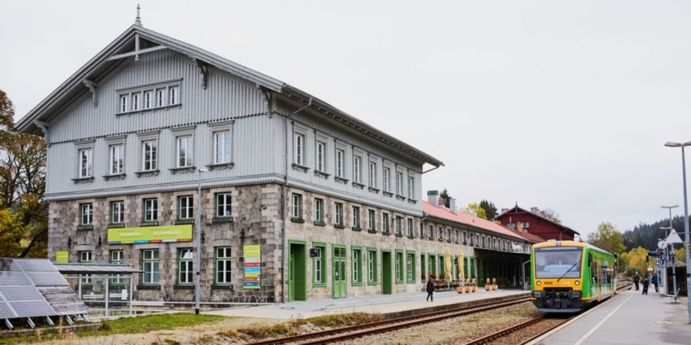 Blick auf den Bahnhof Bayerisch Eisenstein mit der Waldbahn