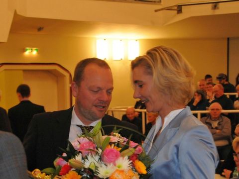 Bezirksbürgermeister Stefan Komoß gratuliert BVV-Vorsitzenden Kathrin Bernikas zur Wiederwahl