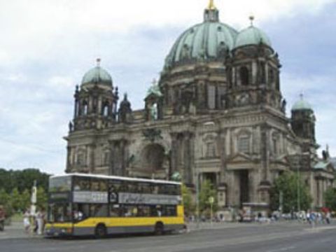 Der Bus hält auch vor dem Berliner Dom.