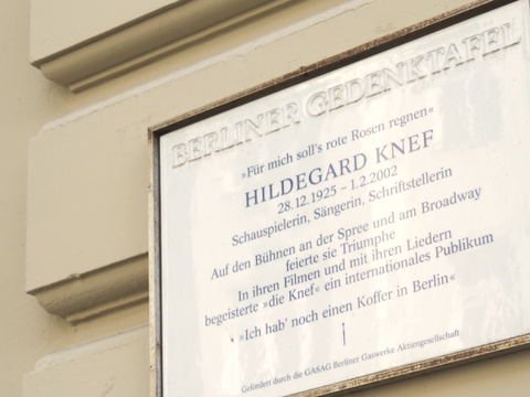 Gedenktafel für Hildegard Knef in der Leberstraße auf der Roten Insel im Schöneberger Ortsteil