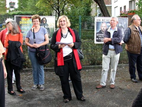 Bildvergrößerung: Bezirksbürgermeisterin Angelika Schöttler verabschiedet sich bei alle, die bis zum Ende durchgehalten haben