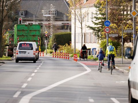 Bildvergrößerung: Eine Straße mit geschütztem Radfahrstreifen und Tempo 30 Schild.