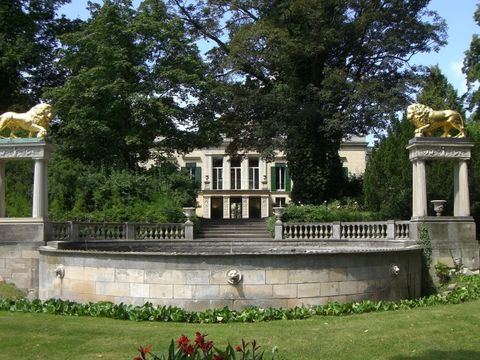 Löwenfontaine vor dem Schloss Glienicke