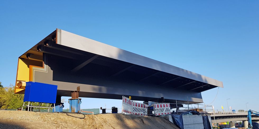 Oktober 2021: Antransport der ersten Segmente des neuen Stahlüberbaus Ost 