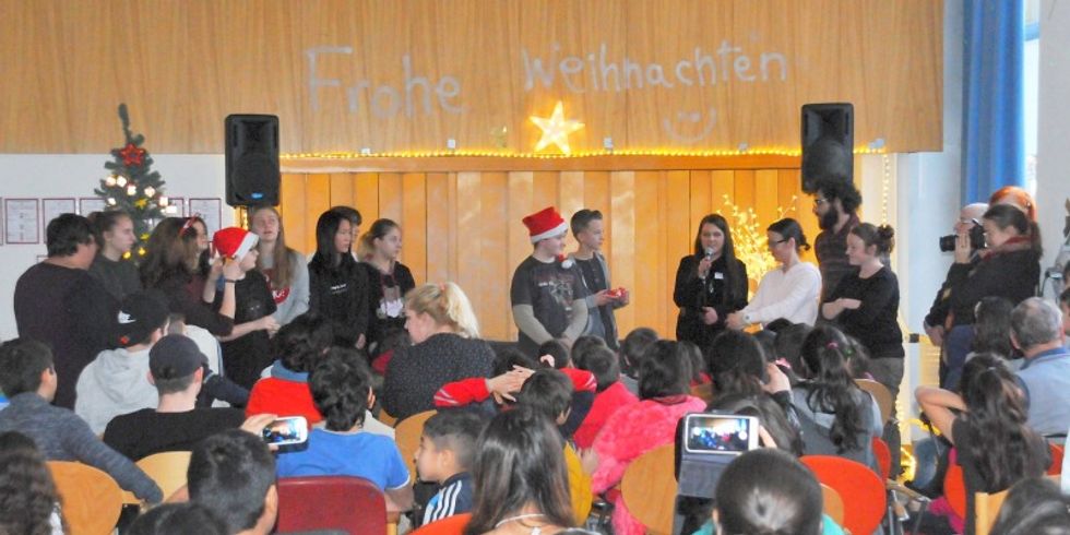 Weihnachtsfeier und Spendenübergabe für geflüchte Kinder - Schüler des Siemens-Gymnasiums überreichen ihre gesammelten Spenden