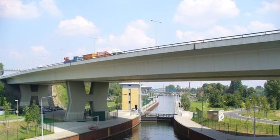 Die Rudolf-Wissel-Brücke über der Schleuse Charlottenburg.
