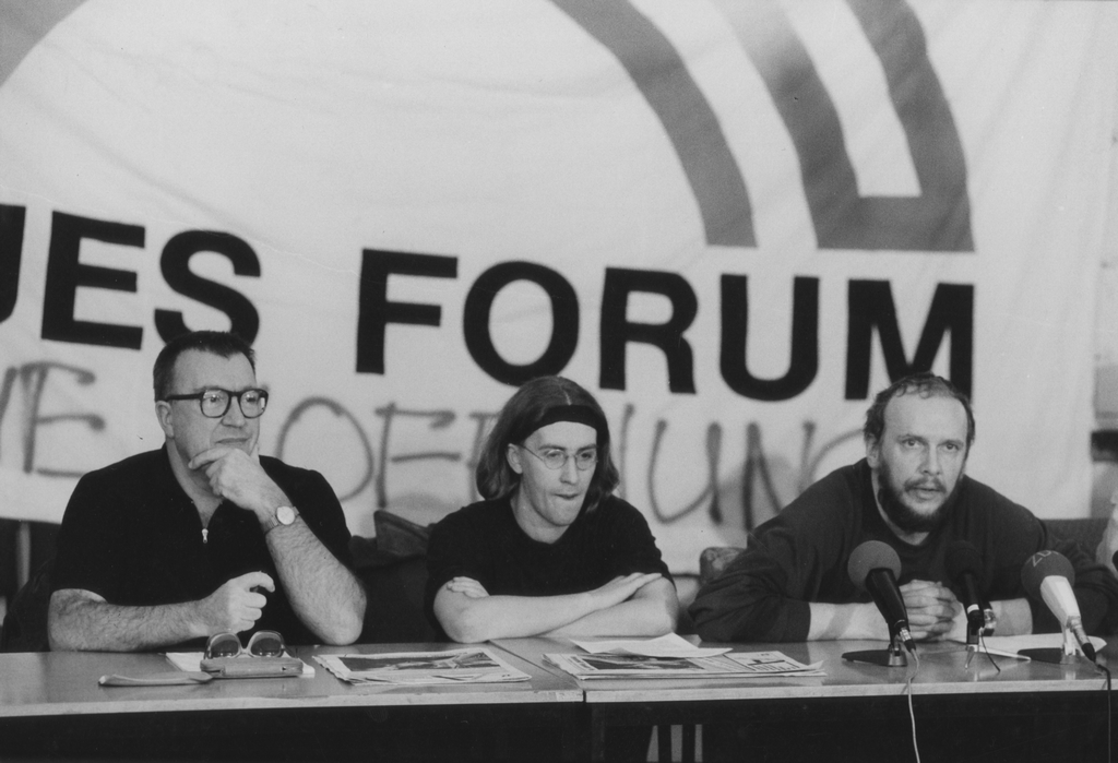 Reinhard Schult (recht) auf einer Pressekonferenz des Neuen Forums, Anfang der 1990er Jahre