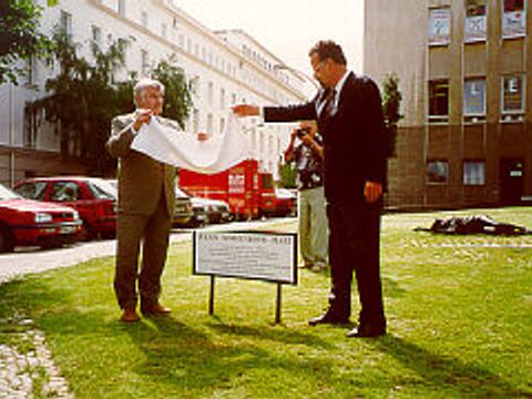 Namensgebung und Tafelenthüllung am 2.9.96 mit Bezirksbürgermeister Michael Wrasmann (rechts) und Bezirksstadtrat Werner Kleist (links)