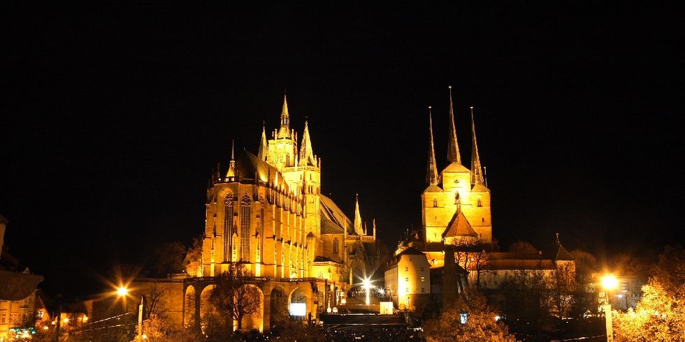 Erfurt Abends mit Blick auf den Dom hell erleuchtet