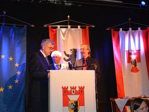 Bildvergrößerung: Ulrich Dobrinz Verleihung der Bezirksverdienstmedaille 2011 am 29.04.2013