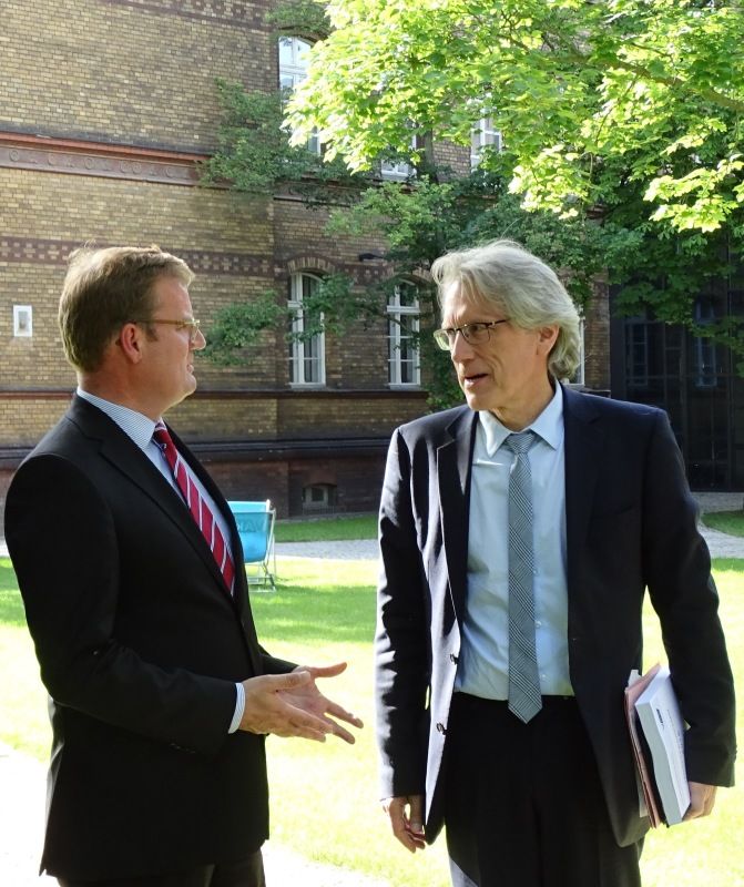 Herr Wolfgang Schyrocki und Herr Dr. Kollatz-Ahnen in der VAk