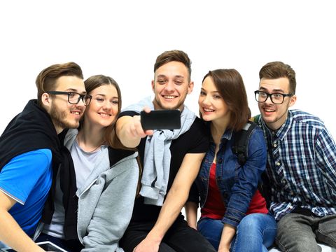 Gruppe Teenager macht Selfie