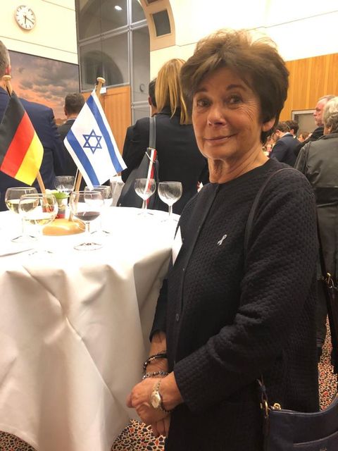 Lala Süsskind neben einer deutschen und einer israelischen Flagge