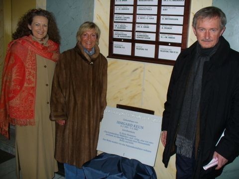 Enthüllung der Gedenktafel für Irmgard Keun mit Bezirksbürgermeisterin Monika Thiemen, Martina Keun-Geburtig und Ernest Wichner; Foto: KHMM