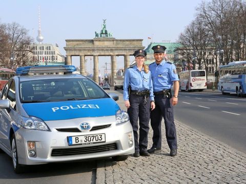 Polizisten stehen vor dem Brandenburger Tor
