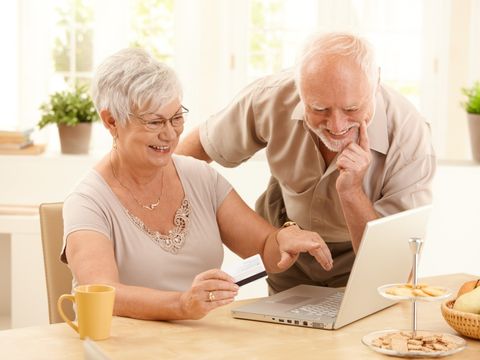 2 Senioren am Laptop