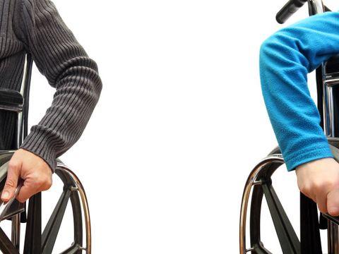 Bildausschnitt mit zwei Rollstuhlfahrern am linken und rechten Bildrand