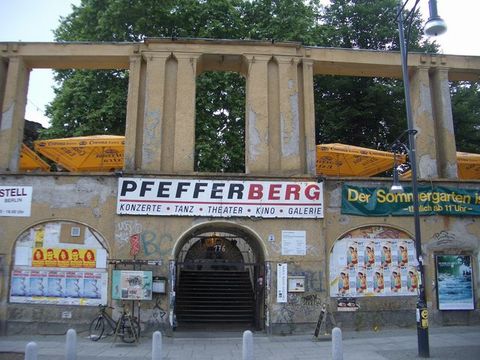 Der Pfefferberg in Berlin (Prenzlauer Berg), ehemalige Brauerei, heute Biergarten und Kulturzentrum, 11. Juni 2004