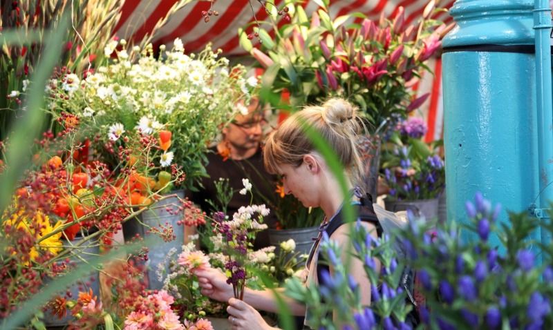 Bildvergrößerung: Blumen gehören zu jeder Markthalle
