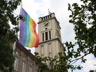 Regenbogenflagge vor dem Rathaus Schöneberg