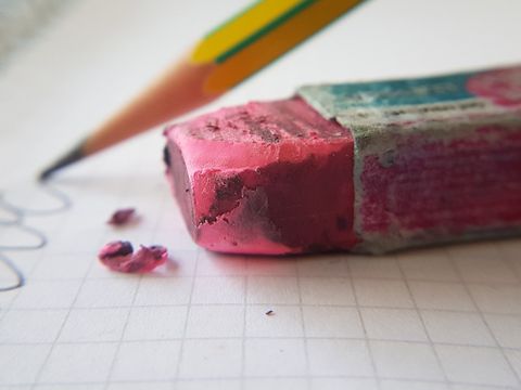 Bleistift und Radiergummi auf Notizblock