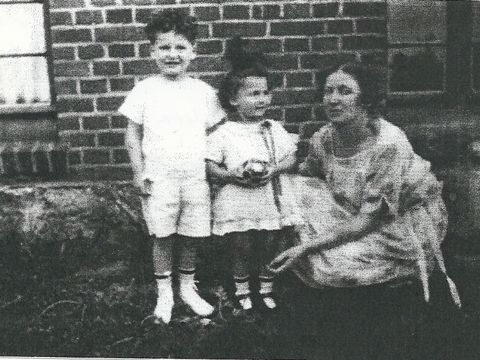 Ella Shetzer mit Sohn Joram und Tochter Renate, etwa 1925 in Ukta