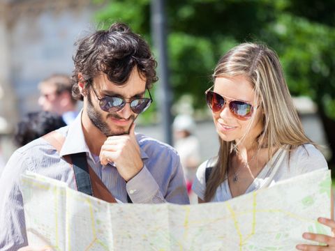 Ein Touristenpaar, das einen Stadtplan liest
