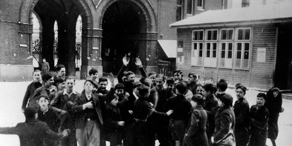 Jüdische Geschichte(n) in Prenzlauer Berg, Schüler und Turnlehrer Rudi Sonnenfeld auf dem Hof der Jüdischen Schule Rykestraße, 1936