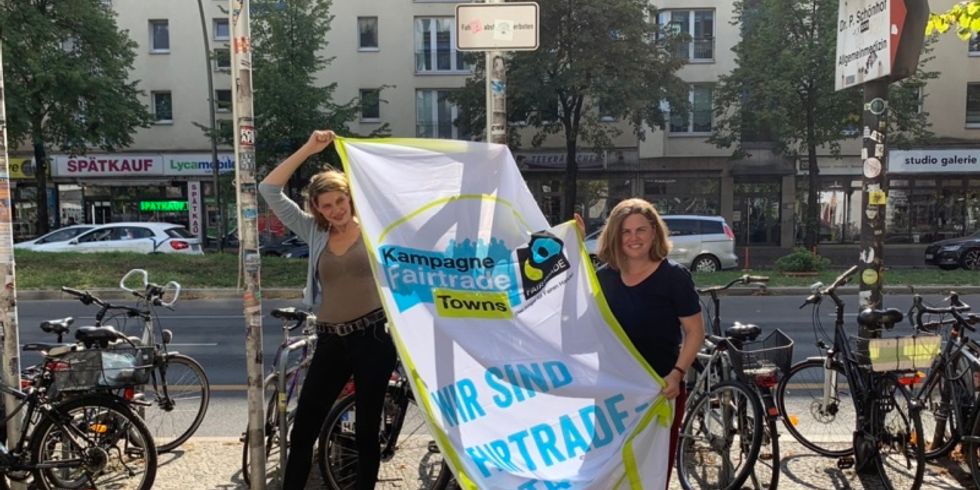 #FairerHandelBerlin: Fahnehissen mit Clara Herrmann