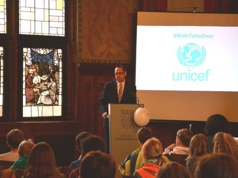 Bildvergrößerung: Bezirksbürgermeister Igel hält ein Grußwort bei der Unicef Veranstaltung