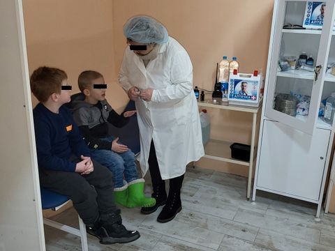 Erste-Hilfe-Station im Schutzraum einer Schule in Kyiv-Darnyzja
