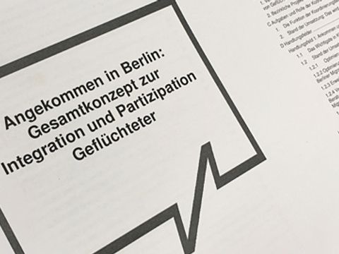 Papier auf dem steht: Angekommen in Berlin: Gesamtkonzept zur Integration und Partizipation Geflüchteter