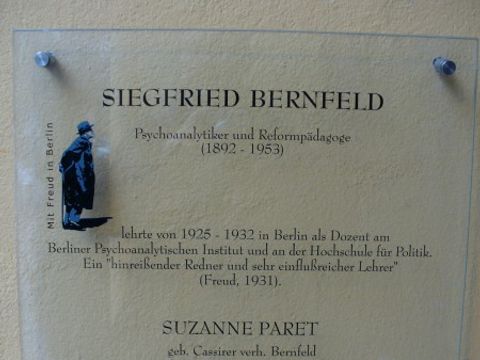 Gedenktafel für Siegfried Bernfeld und Suzanne Paret an dem Haus Pariser Str. 18a, Foto: KHMM