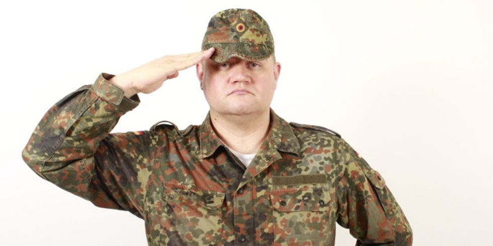 Ein Soldat in Uniform grüßt militärisch