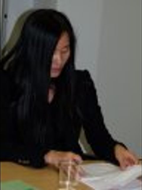 Frau Chi-Suk Kim führt das Interview