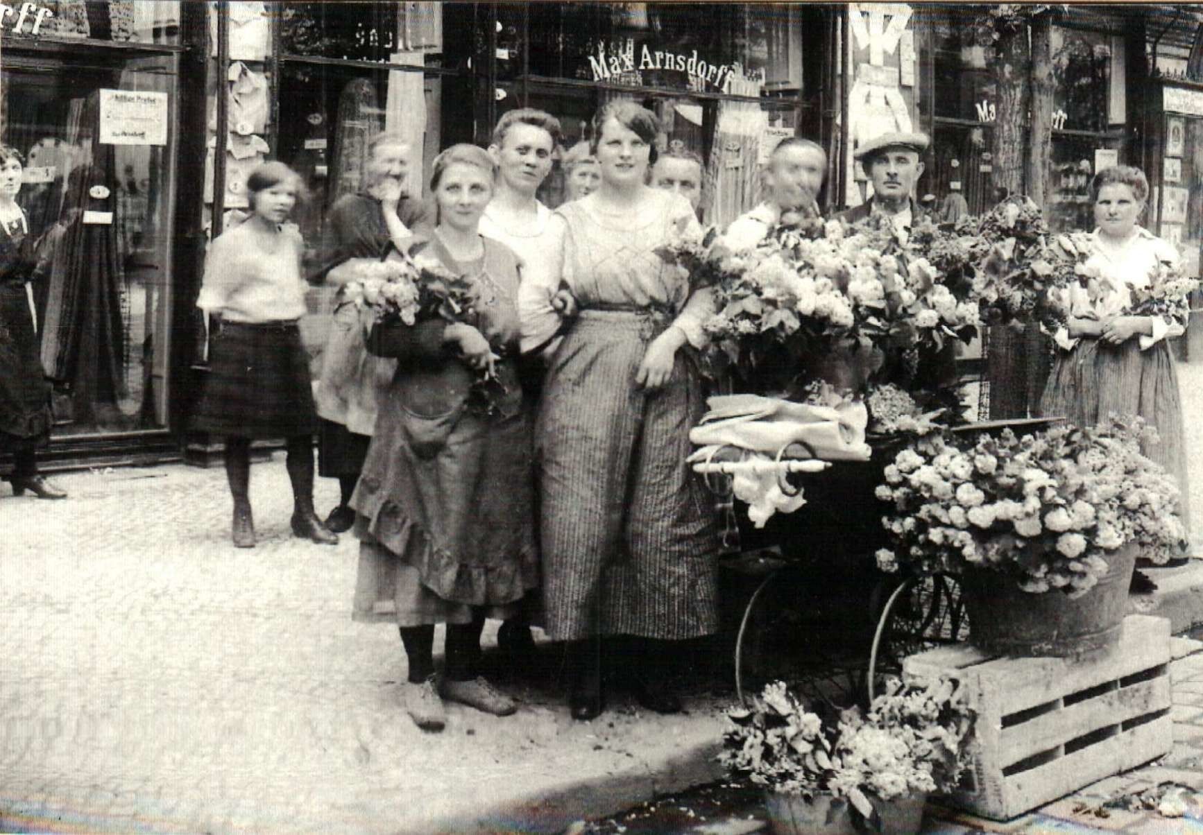 Blumenstand von Luise Bommert vor dem Kaufhaus Max Arnsdorff, Ecke Berg- und Prinz Handjery-Straße (heute Ecke Karl-Marx- und Briesestraße), 1921