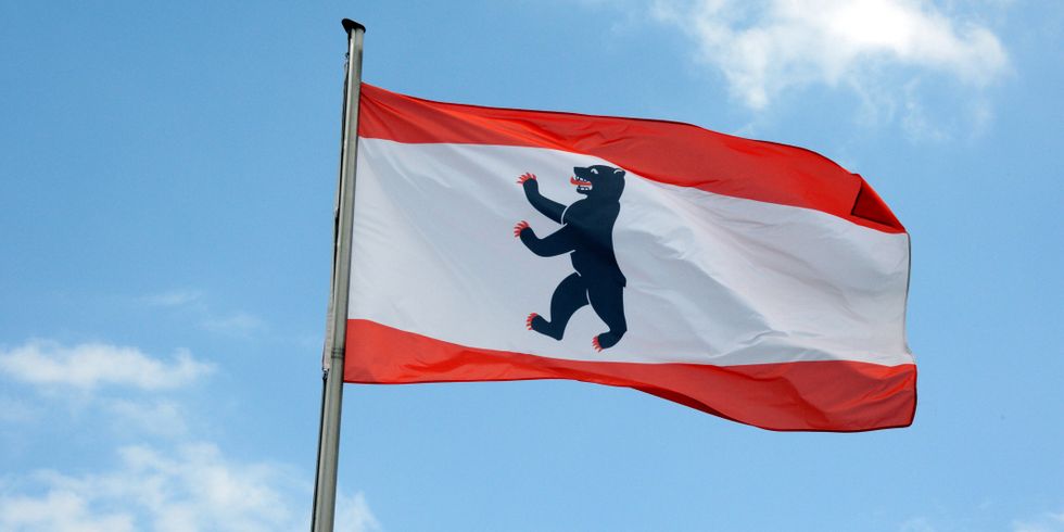 Landesflagge von Berlin mit einem nach links schauenden Berliner Bären
