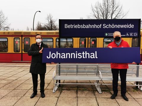 Bildvergrößerung: Einweihung des neuen S-Bahnhofsschildes Johannisthal