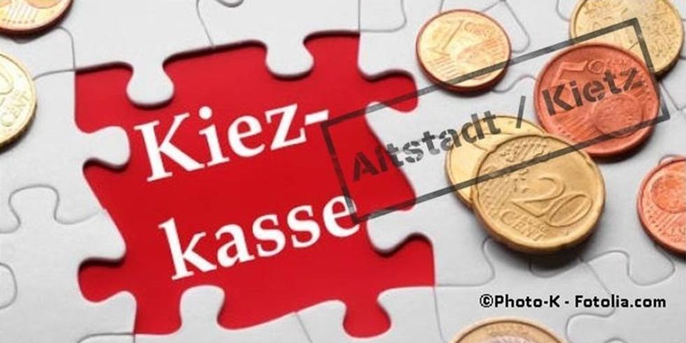 Puzzle und Geldstücke mit der Aufschrift Kiezkasse und einem Stempel mit der Aufschrift Altstadt / Kietz