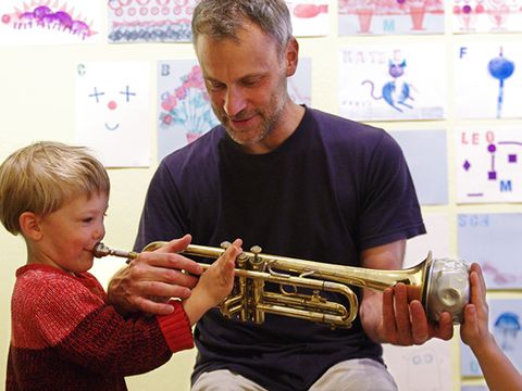 Virgil Segal zeigt einem Kind, wie man Trompete spielt